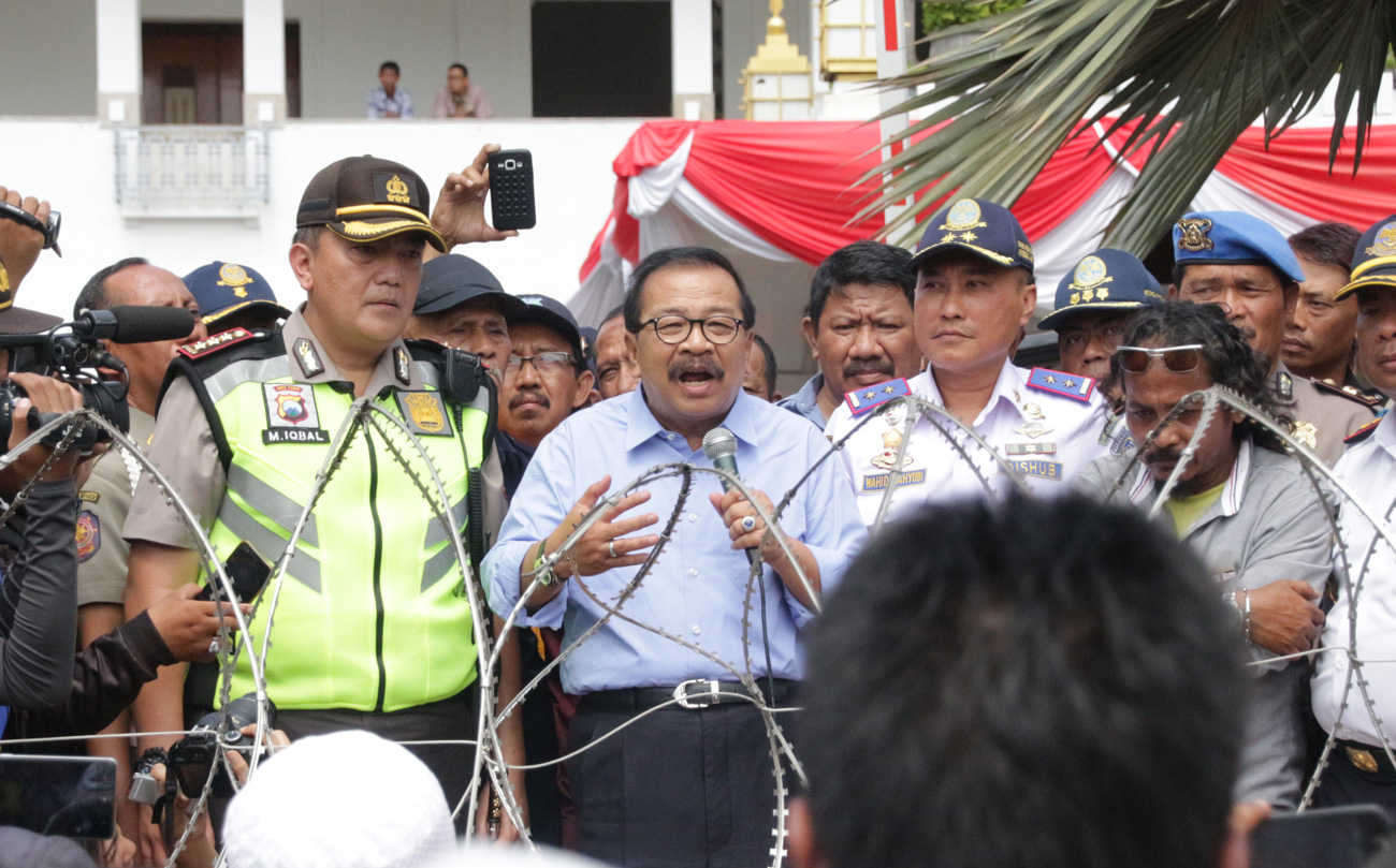 Pakde Karwo menemui ribuan sopir angkutan kota yang menggelar aksi, di depan Kantor Gubernur Jatim, Selasa, 3 Oktober 2017. (Foto: frd/ngopibareng.id)