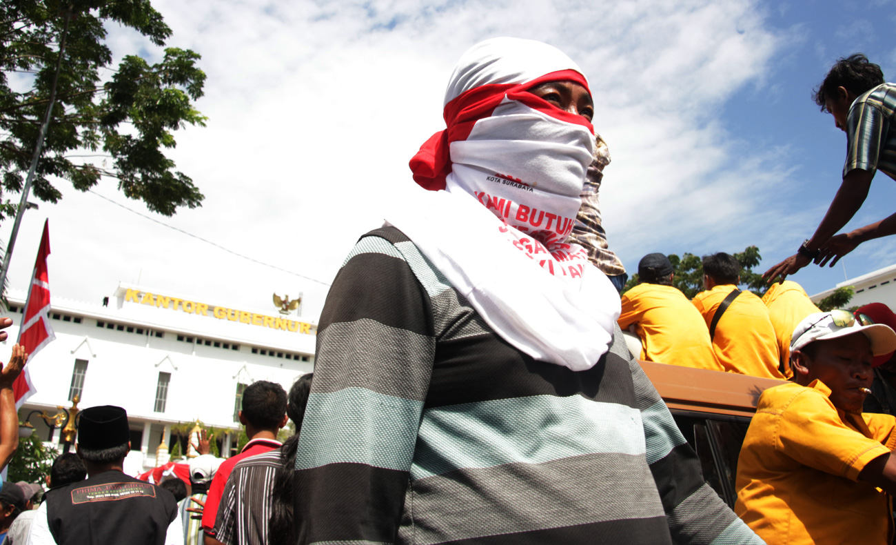 Ribuan sopir angkutan kota yang menggelar aksi, di depan Kantor Gubernur Jatim, Selasa, 3 Oktober 2017. (Foto: frd/ngopibareng.id)