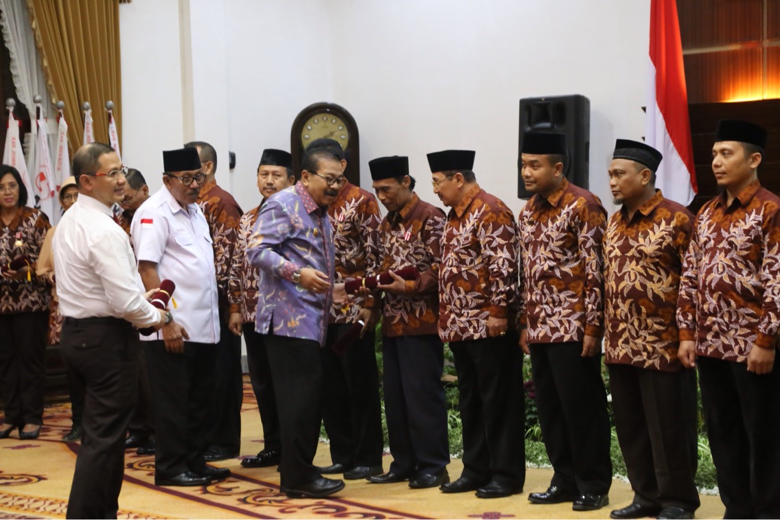 Pakde Karwo menyerahkan penghargaan dan lancana kepada pendonor darah, di Gedung Grahadi, Surabaya, Selasa, 3 Oktober 2017. (Foto: humaspemprovjatim)