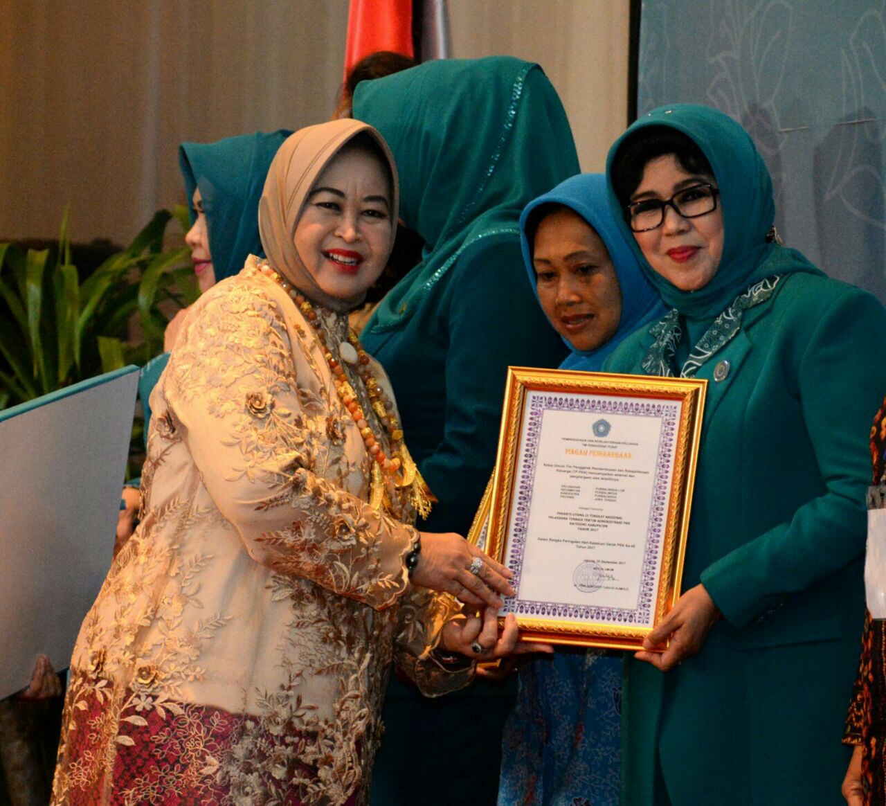 Ketua Tim Penggerak PKK Nina Soekarwo ketika menerima penghargaan dari Ketum TP PKK, Selasa (3/10). 