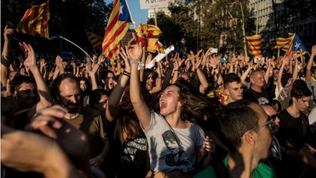 GEMPITA: Massa pro-Kemerdekaan meneriakkan yel-yel antipemerintah Spanyol di pusat Kota Barcelona. (foto: bbc)