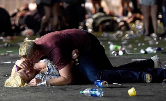 Seorang lelaki memeluk jenazah istrinya, usai penyerangan massal di Las Vegas Selasa 3 Oktober. (foto:abc news)