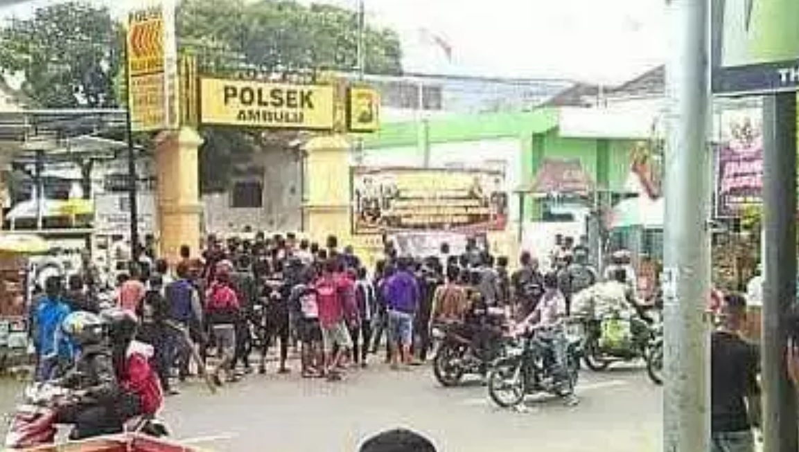 Polsek Ambulu, Jember diserang oleh sekelompok massa yang diduga anggota PSHT. (Foto: Istimewa)