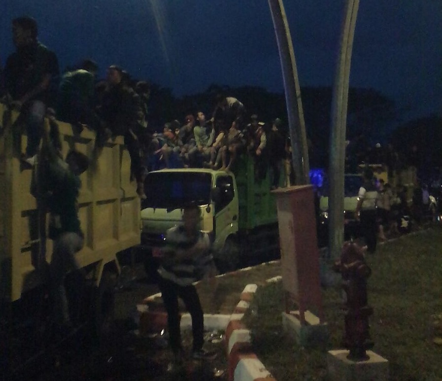 Bonek mulai keluar dari area JSG dengan menaiki mobil yang disediakan Polres Jember, Rabu, 4 Oktober 2017. (Foto: Istimewa)