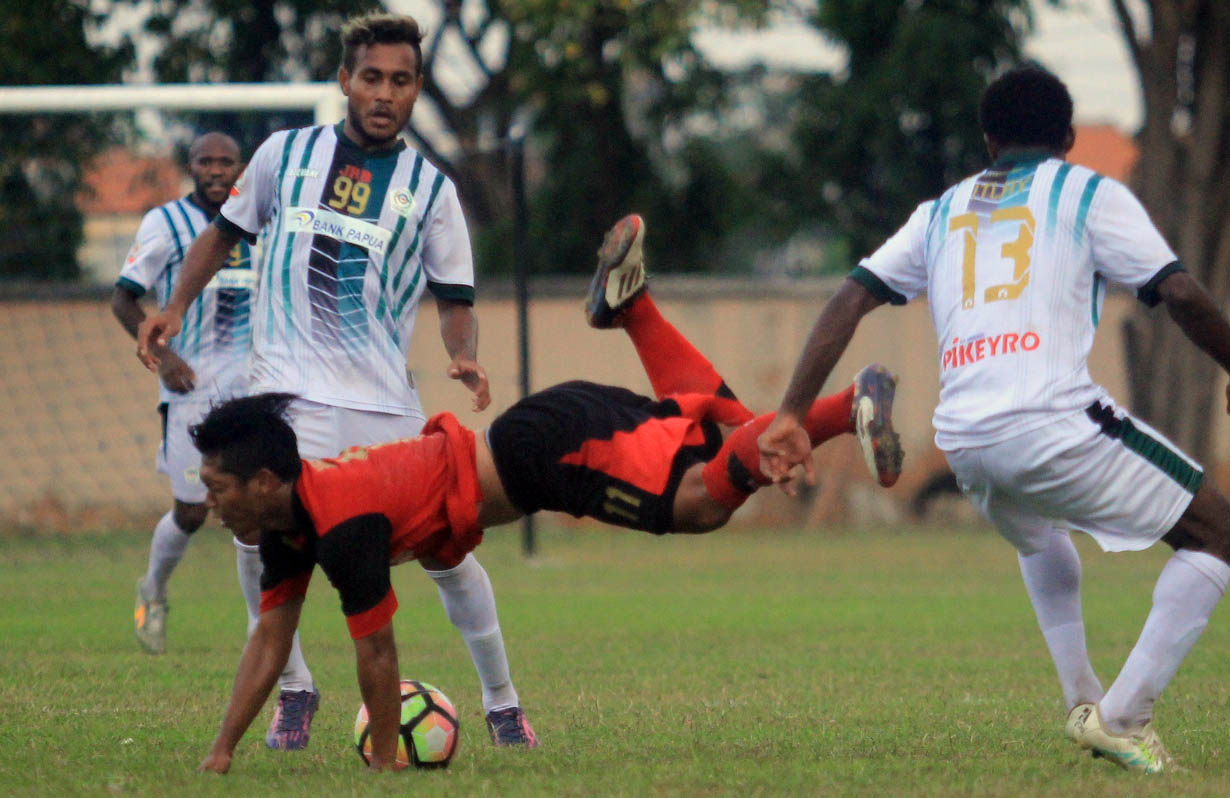 Pemain PS Mojokerto terpelanting dihajar pemain Persiwa Wamena di leg pertama. Keduanya akan bentrok kembali di leg kedua, malam nanti. foto;ngopibareng.id/tom