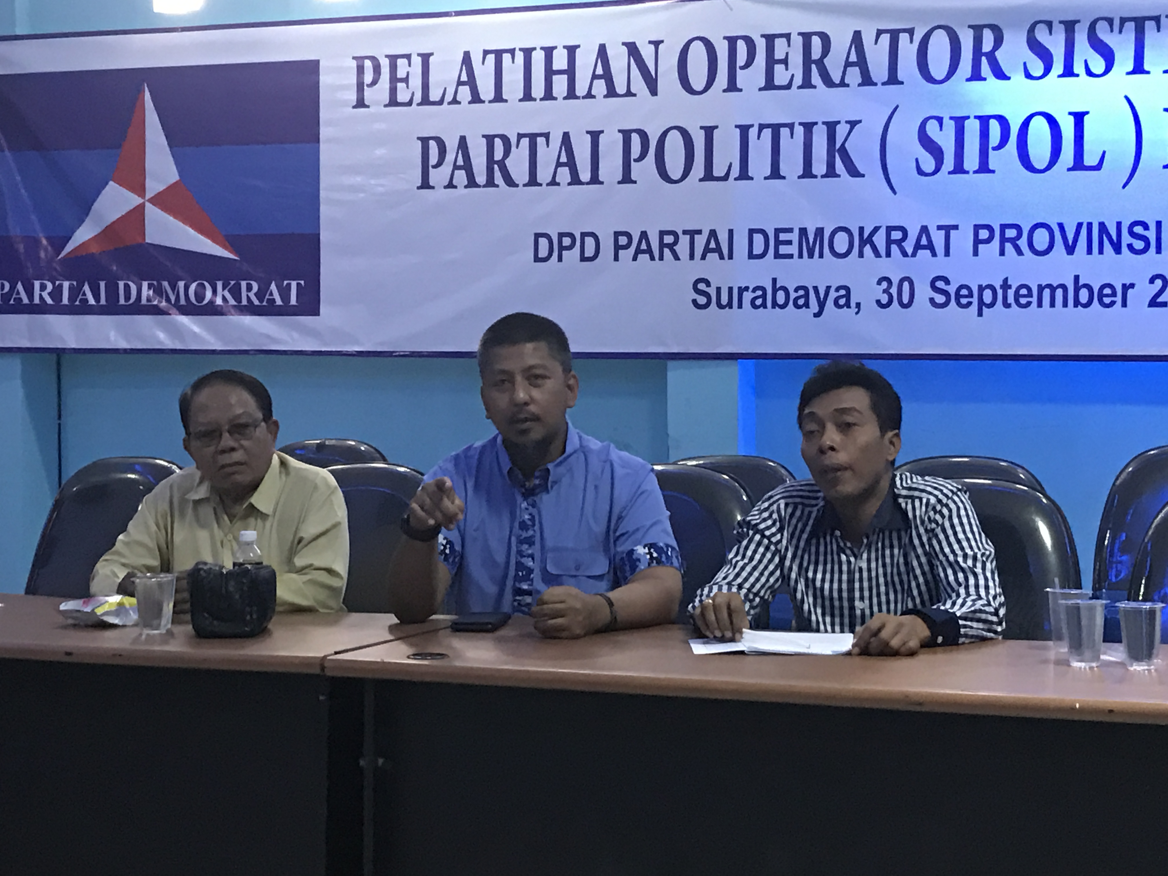 Sekretaris DPD Demokrat Jatim Renvil Antonio (Tengah) ketika memberikan keterangan pers di kantornya, Kamis (5/10/2017).