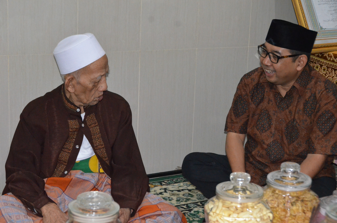 KH Sholeh Qosim Sepanjang ketika bersama Arif Afandi, CEO ngopibareng.id. (foto: ist)