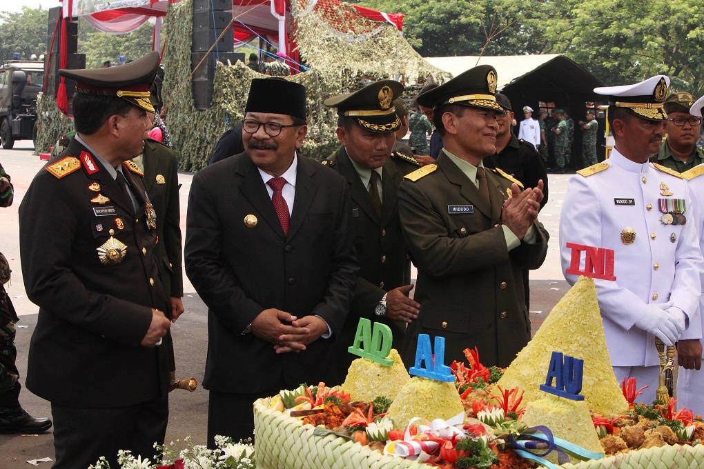 Gubernur Jatim Soekarwo menghadiri Upacara Peringatan HUT Ke - 72 di Lapangan Makodam V Brawijaya. (foto: Humas)