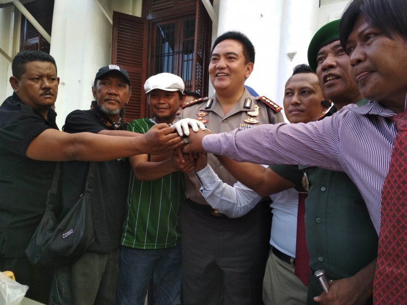 Perwakilan Bonek dan Perguruan Silat sepakat berdamai, di Mapolrestabes Surabaya, Kamis, 5 Oktober 2017. (Foto: Kominfo)