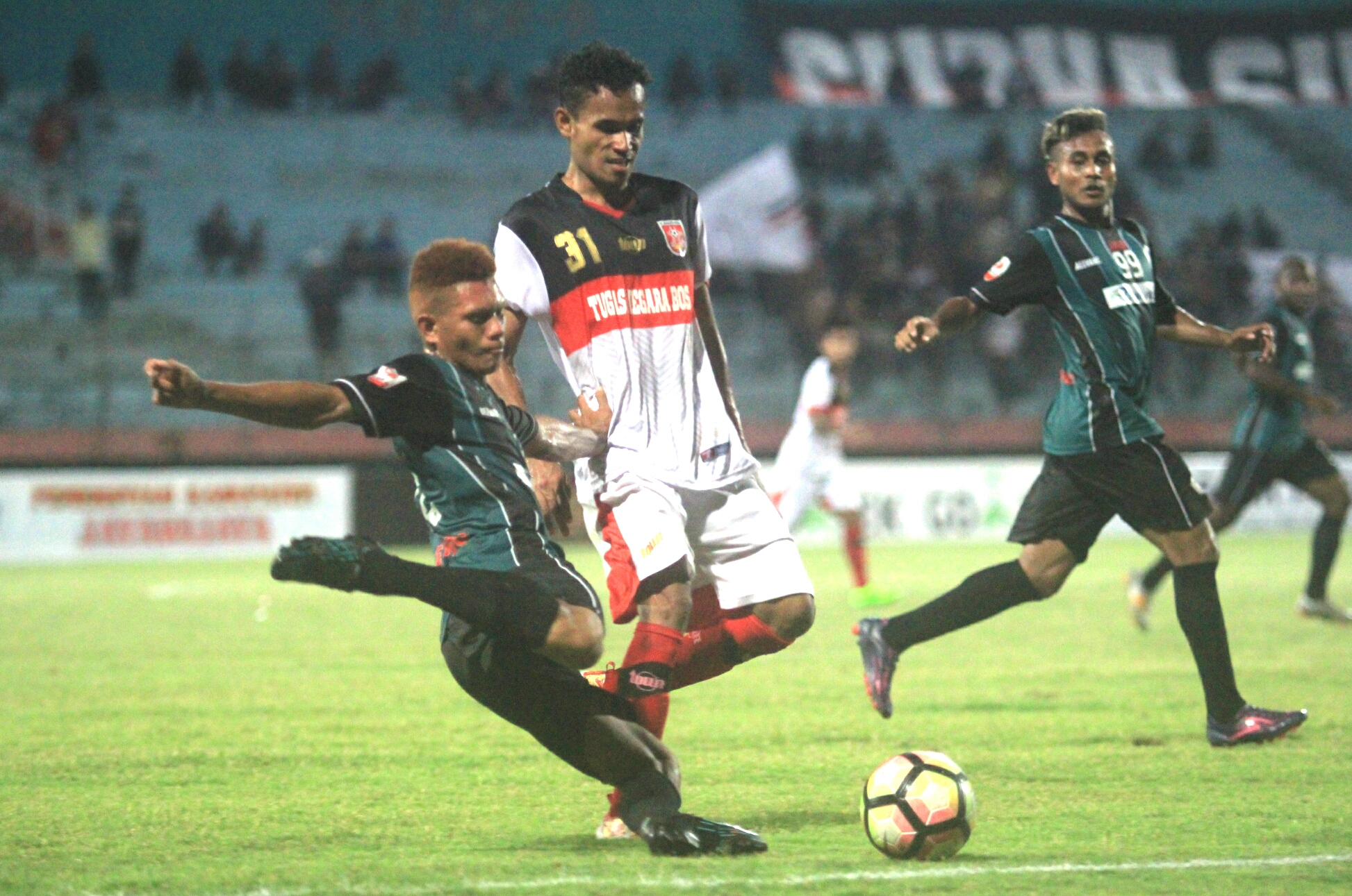 Pemain  PS Mojokerto Putra Haris Tuharea dihadang pemain Persiwa dalam lanjutan 16 besar Liga 2 Grup D, di Stadion Gelora Delta Sidoarjo, tadi malam. foto:ngopibareng.id/tom 