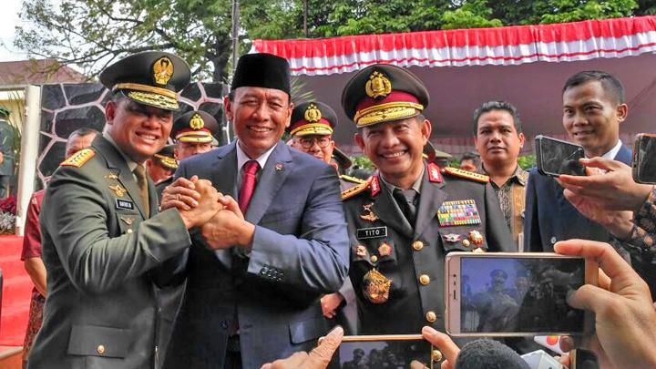 SALAMAN: Menkopolkam Wiranto menggandeng tangan Panglima TNI Gatot Nurmantyo dan Kapolri Tito Karnavian. 