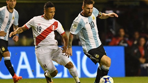 Lionel Messi dibuat frustrasi menghadapi pemain Peru dalam laga kualifikasi Piala Dunia 2018 Zona Amerika Latin, tadi pagi. 