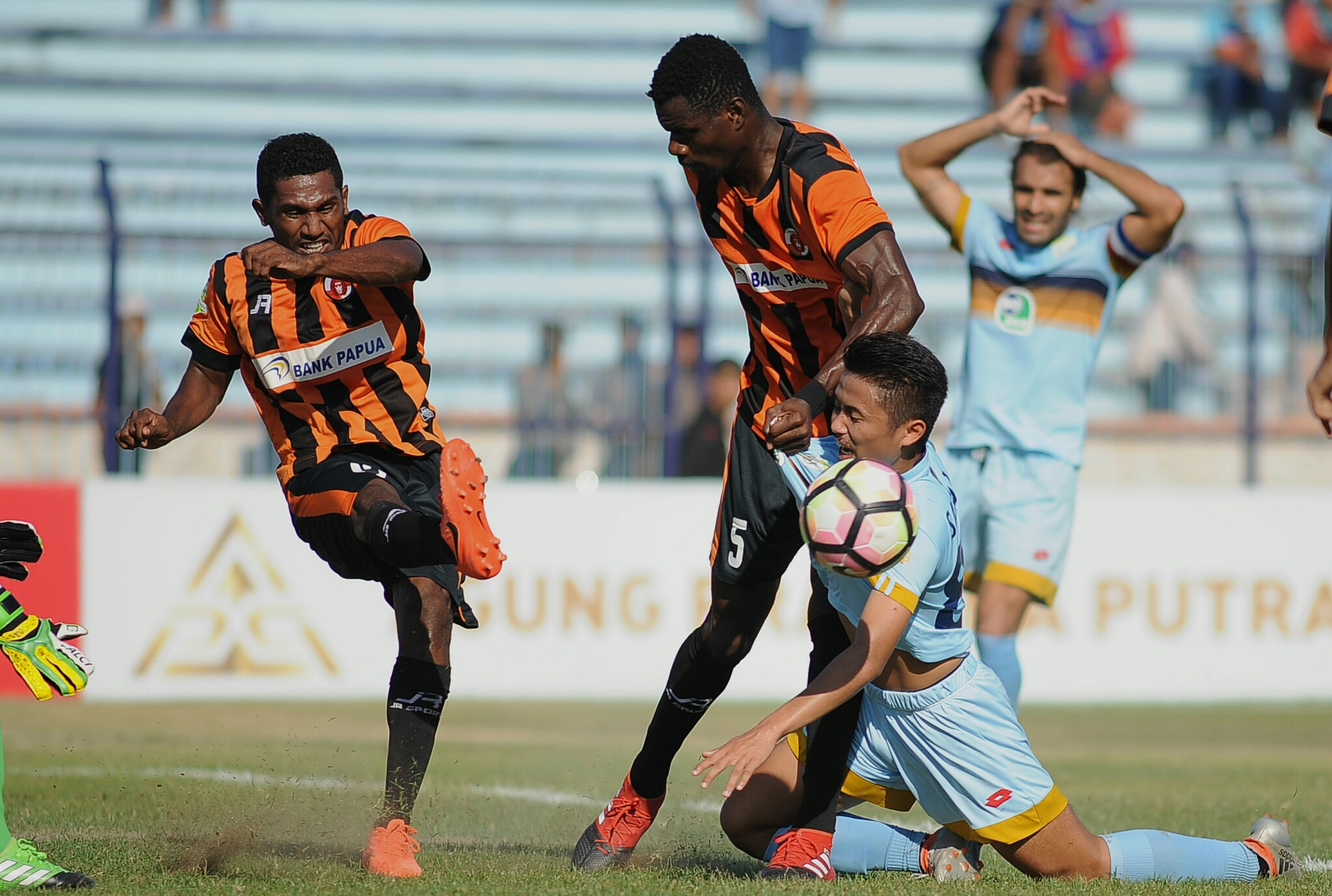 Laga dua tim Liga 1, Persela dan Perserui. Keduanya tercantum dalam 15 tim yang mengancam mogok tanding. foto:ngopibareng.id/tom