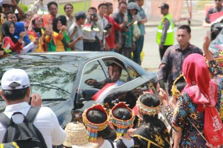 Mobil kepresidenan ketika berada di kerumunan murid SD di Tanjung Selor, Kabupaten Bulungan, Kalimantan Utara, Jumat (6/10/2017).