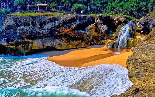 Banyu Tibo yang eksotik di Pacitan 