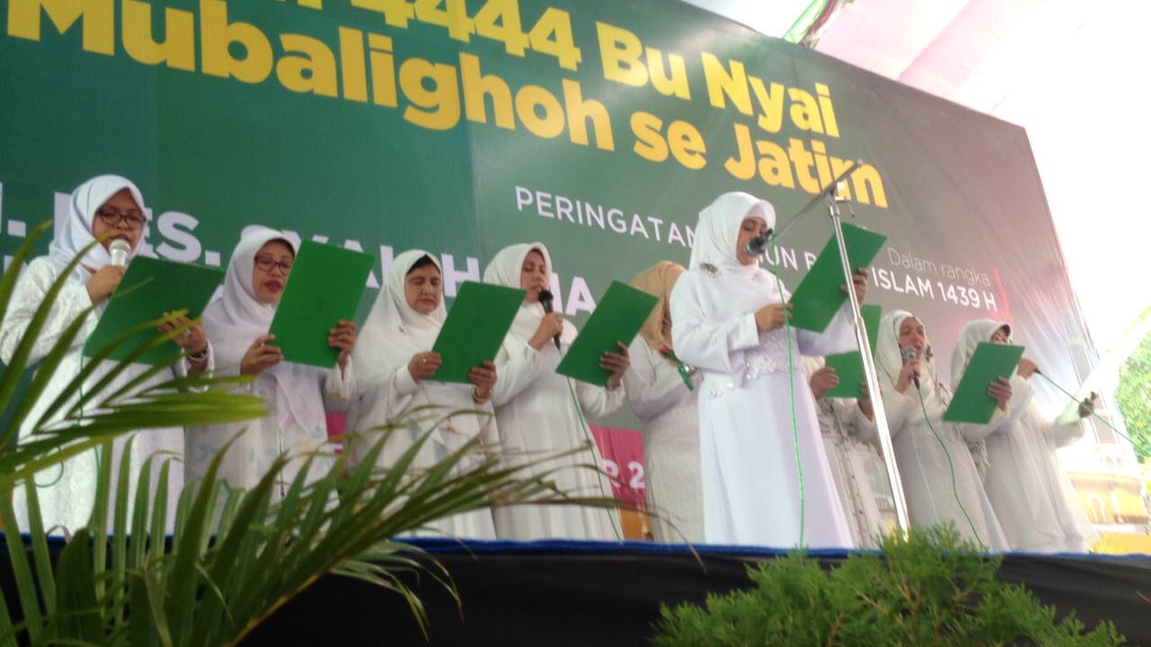 Perwakilan Bu Nyai saat membacakan ikrar dukungan pada Saifullah Yusuf (Gus Ipul) untuk menjadi Gubernur Jatim, Sabtu, 7 Oktober 2017. (Foto:frd/ngopibareng.id)