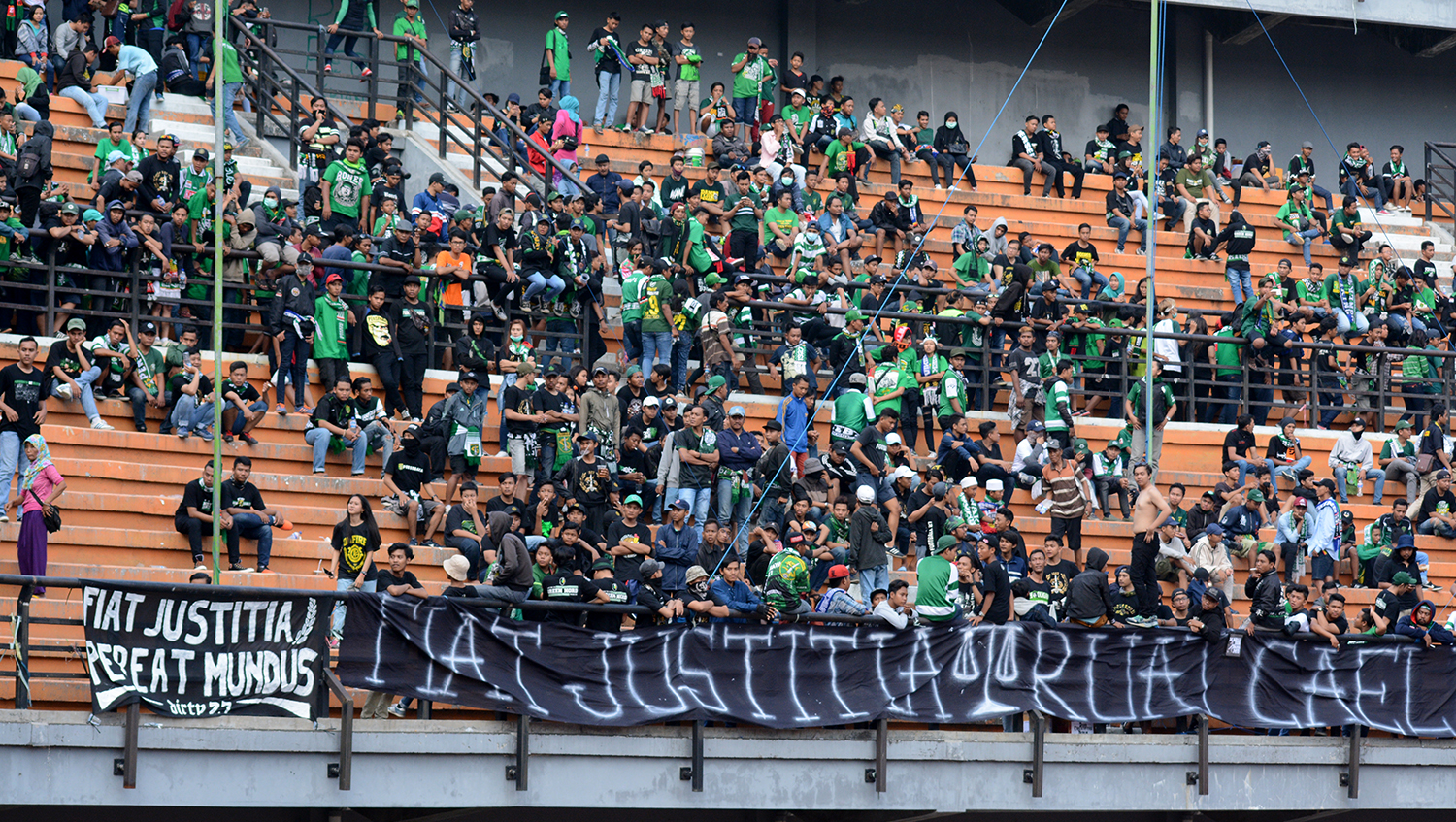 Tak banyak Bonek yang hadir mendukung Persebaya Surabaya ketika bertandang ke markas PSBS Biak di stadion Gelora Bung Tomo, karena adanya aksi solidaritas Bonek terhadap Cak Joner. (foto: ngopibareng.id)
