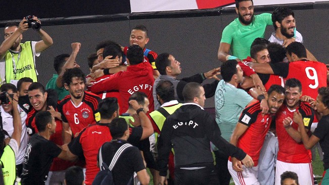Pemain Mesir merayakan keberhasilan menembus Piala Dunia 2018 setelah mengalahkan Uganda 2-1, tadi malam. foto;fifa.com
