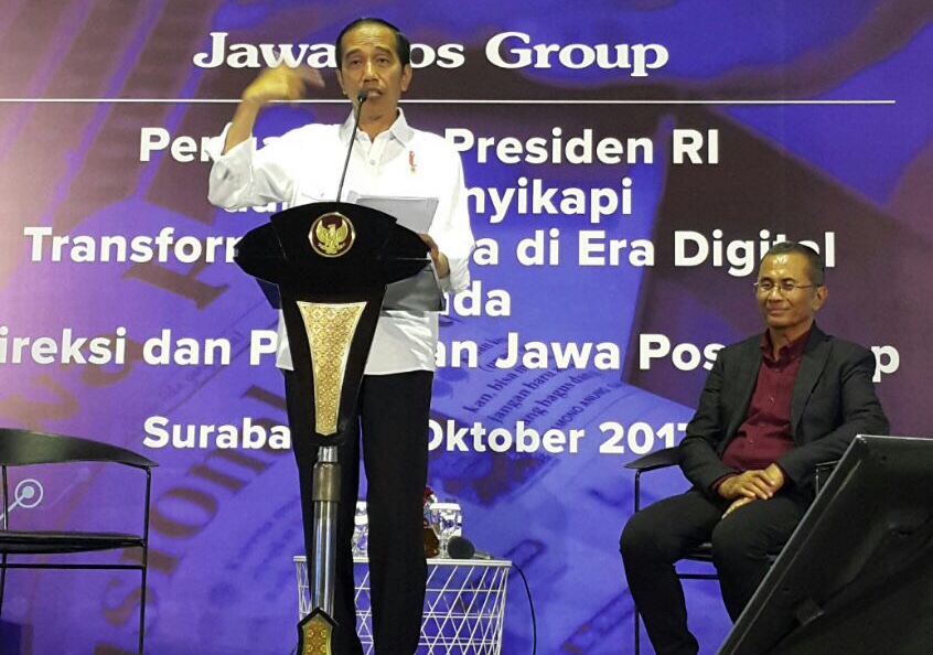 KUNJUNGAN: Presiden Jokowi memberikan pengarahan kepada ratusan pimpinan Jawa Pos Gorup di Ruang Redaksi Graha Pena Surabaya, Minggu malam.