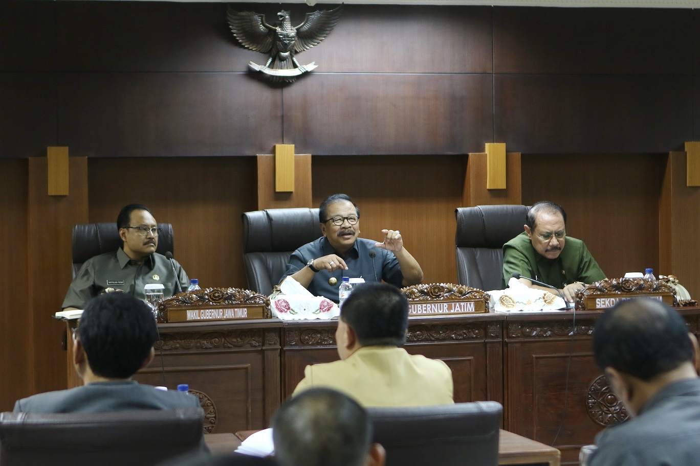 Gubernur Jawa Timur Soekarwo Mimpin rapat Kerja dengan Kepala Organisasi Perangkat Daerah Tentang Pembahasan Prioritas dan Fokus RAPBD 2018 dalam Mendukung IKU 2018 Kantor Pahlawan 110 Surabaya, Senin, 9 Oktober 2017. (Foto: Istimewa)