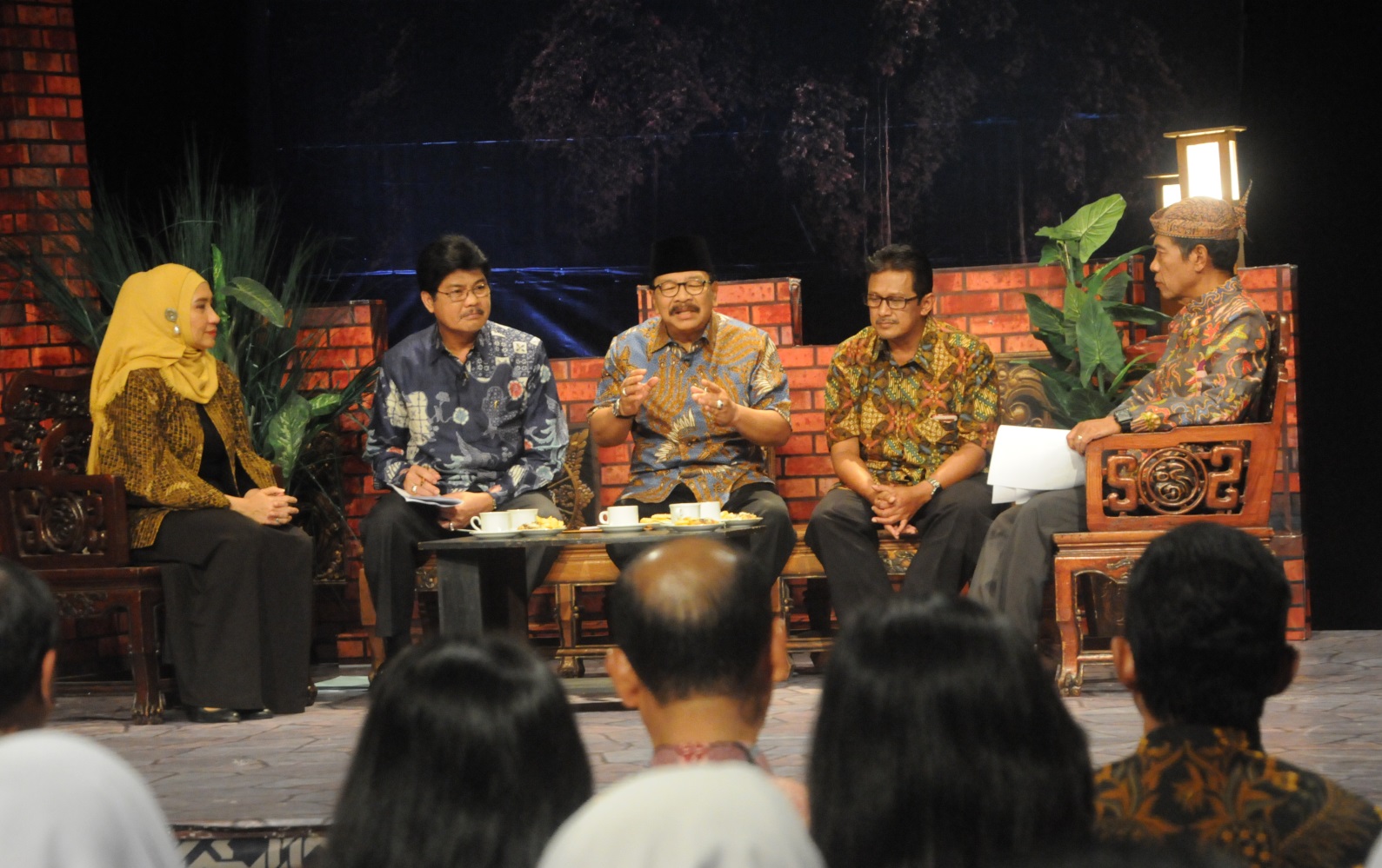  Gubernur Jawa Timur Soekarwo (Pakde Karwo), saat menghadiri Dialog Interaktif pada Program Ngopi Bareng di JTV, Senin, 9 Oktober 2017 malam.  (Foto: Istimewa)