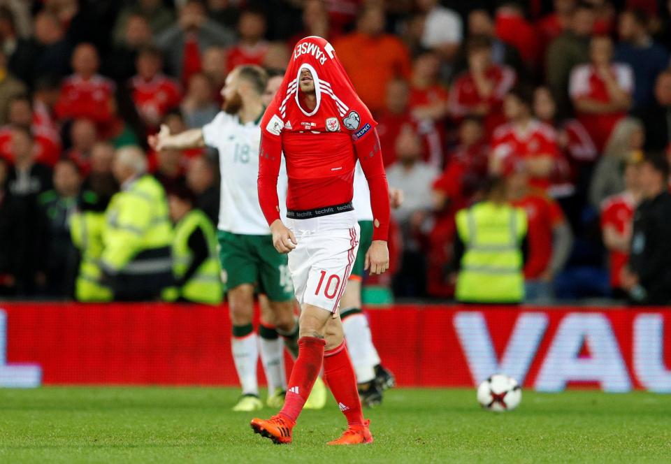 Pemain Arsenal  Aaron Ramsey hanya bisa menutup wajah sedihnya usai gagal membawa Wales lolos ke Piala Dunia 2018 setelah ditekuk Repbulik Irlandia 0-1 di kandang sendiri, dini hari tadi.  