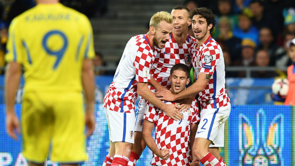 Para pemain Kroasia merayakan gol yang dicetak Kramaric di kandang Ukraina, dini hari tadi. 