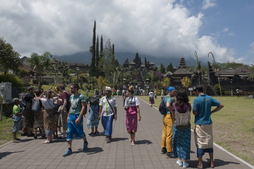 MENGERANG: Gunung Agung yang sedang menggeliat dan wisatawan di Bali.