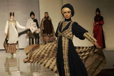 PERKUAT BRAND: Salah satu penampilan karya fashion muslim Indonesia. 