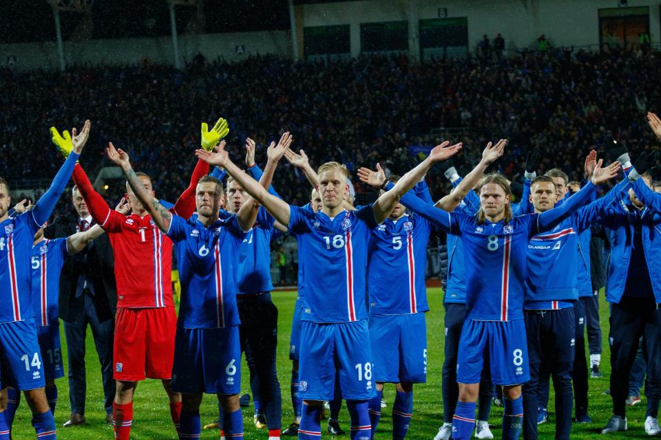 Gaya skuad Islandia merayakan sukses menembus Piala Dunia untuk pertama kalinya setelah menang dari Kosovo 2-0, dini hari tadi. 