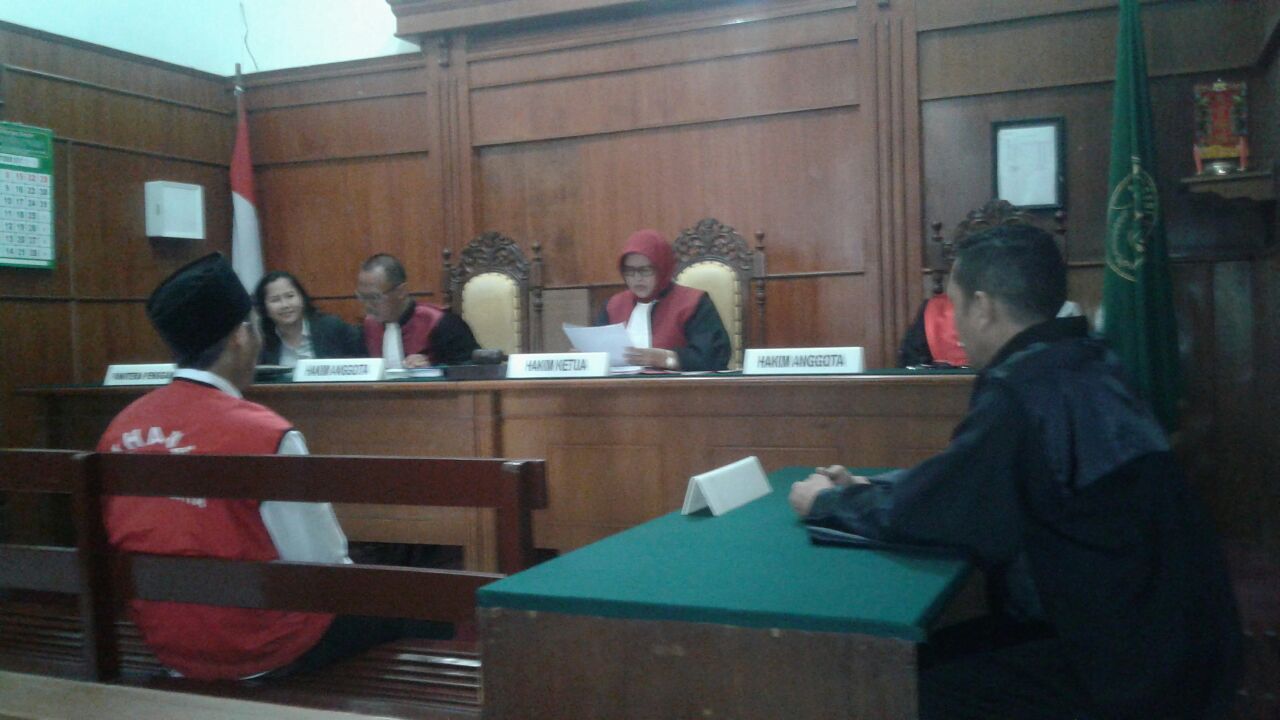 Sugeng Sugiono mendengarkan putusan hakim yang akhirnya memberikan vonis bebas atas perkara dugaan pencurian. 