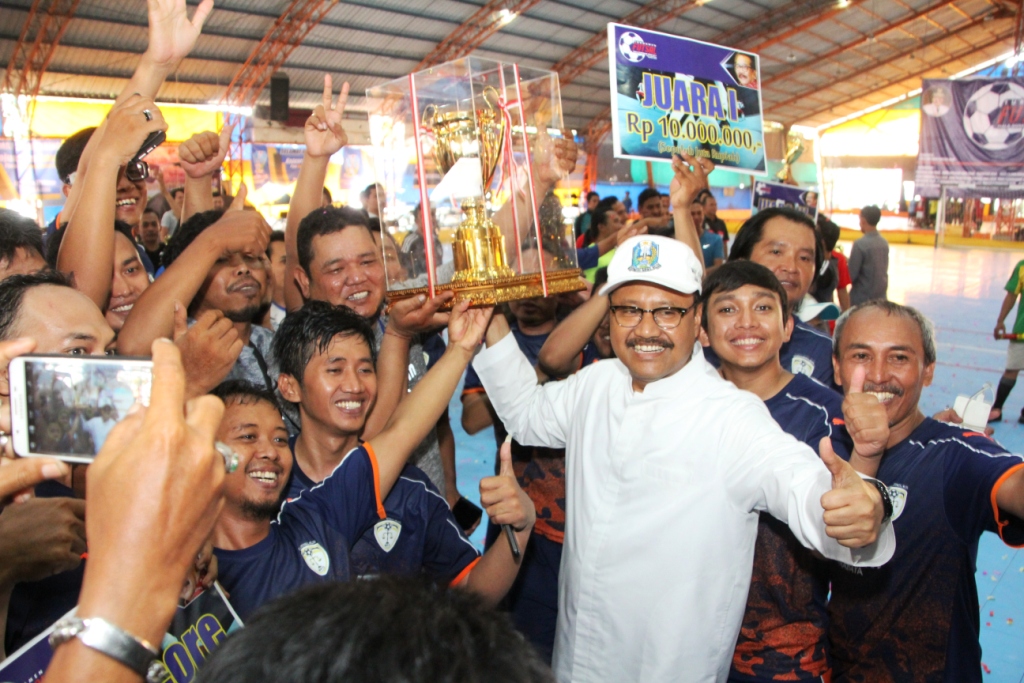 Wagub Jatim Saifullah Yusuf (Gus Ipul)  ketika menyerahkan juara I Turnamen Futsal Piala Gubernur Jatim, Selasa (10/10/2017).