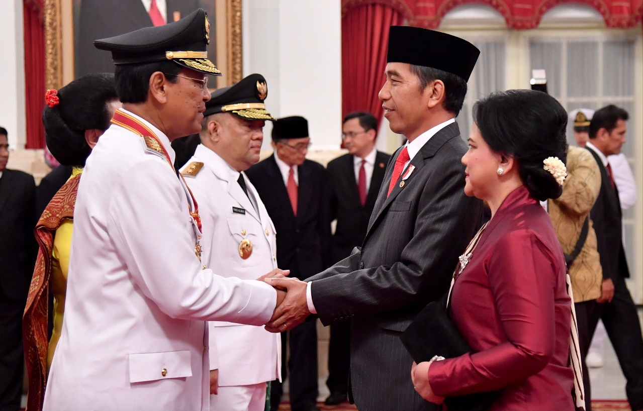 Presiden Joko Widodo sore ini secara resmi melantik Sri Sultan Hamengku Buwono X dan Kanjeng Gusti Pangeran Adipati Aryo Paku Alam X sebagai Gubernur dan Wakil Gubernur Daerah Istimewa Yogyakarta (DIY) periode 2017-2022. (Foto: Biro Pers/Setpres) 