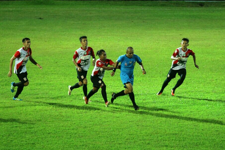 Wasit menyelamatkan diri dari kejaran pemain Persewangi Banyuwangi. Foto:ngopibareng.id