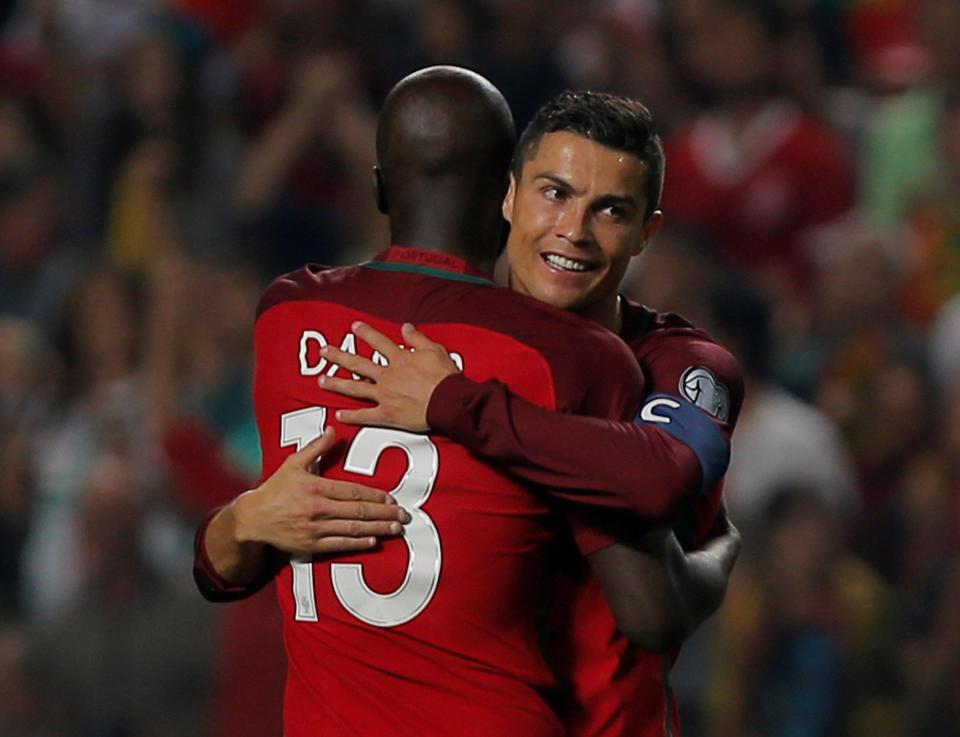 Bintang Portugal Ronaldo berhasil membawa negaranya lolos ke Piala Dunia 2018 usai mengalahkan Swiss, 2-0, dini hari tadi.  