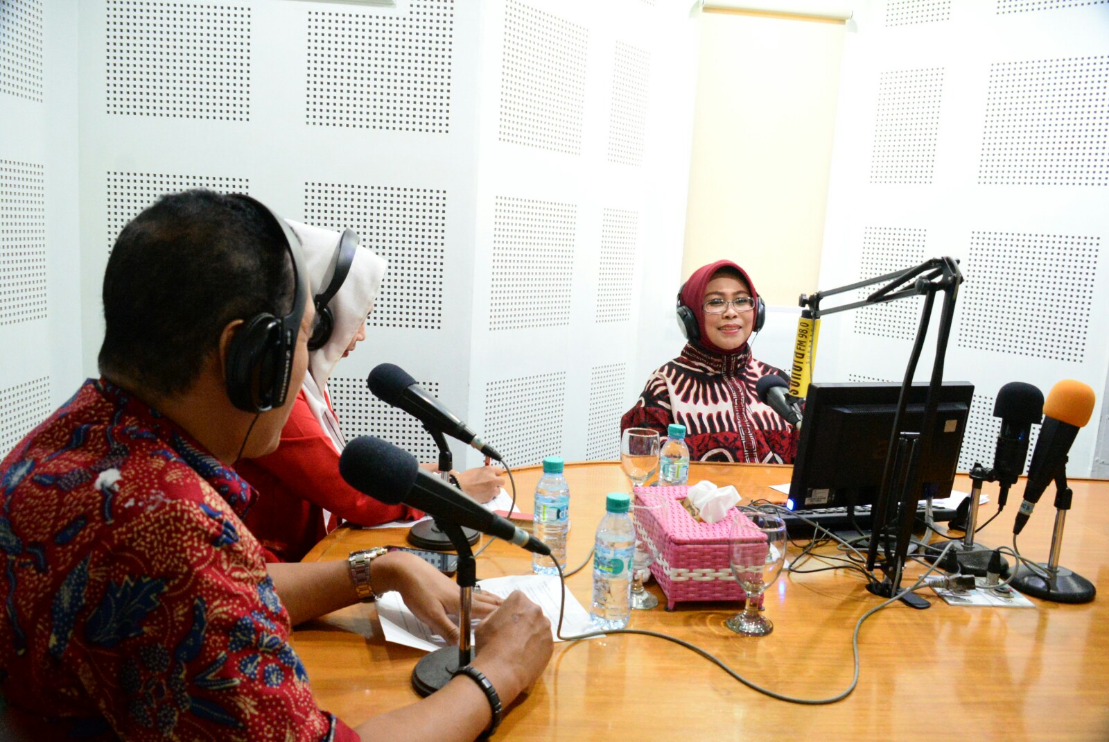Fatma Saifullah Yusuf, saat Talkshow Parenting Story di Radio Sonora FM Surabaya, Senin, 9 Oktober 2017.