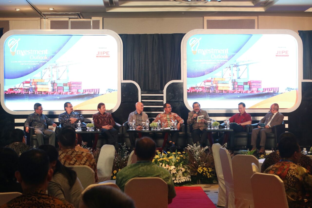 Gubernur Jatim, Soekarwo (Pakde Karwo) menjadi narasumber pada acara Investment Outlook dengan tema “Peluang Baru Investasi di Kawasan Terintegrasi” di Ballroom Hotel Pullman, Jakarta, Selasa, 10 Oktober 2017. (Foto: Istimewa)