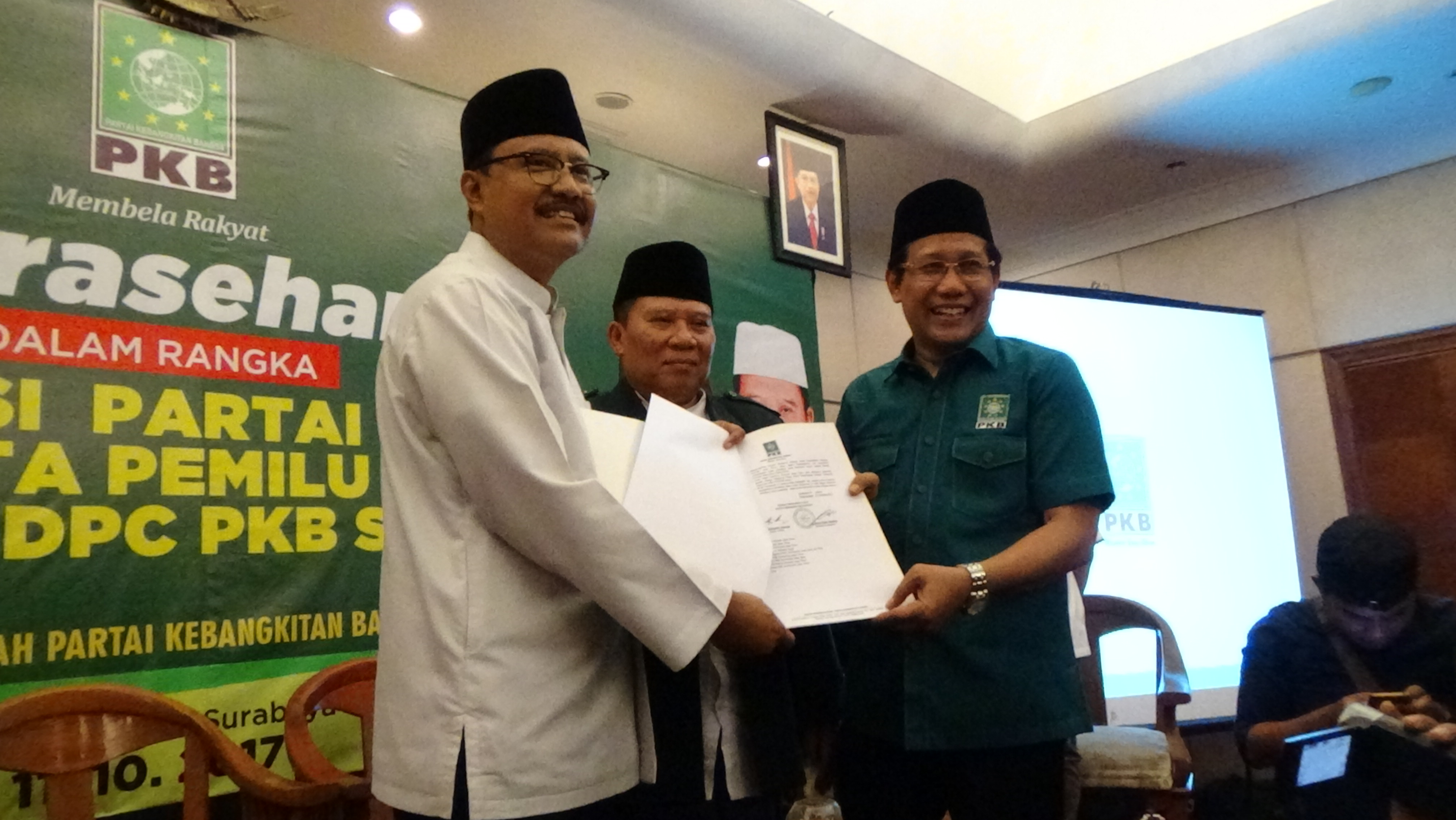 Penyerahan Surat Keputusan bernomor 2394/DPP-03/VI/A.1/X/2017 yang ditandatangani oleh Ketua Umum DPP PKB Muhaimin Iskandar dan Sekretaris DPP PKB Abdul Kadir Karding kepada Gus Ipul sebagai Calon Gubernur yang resmi diusung PKB. (Foto: frd/ngopibarengid)