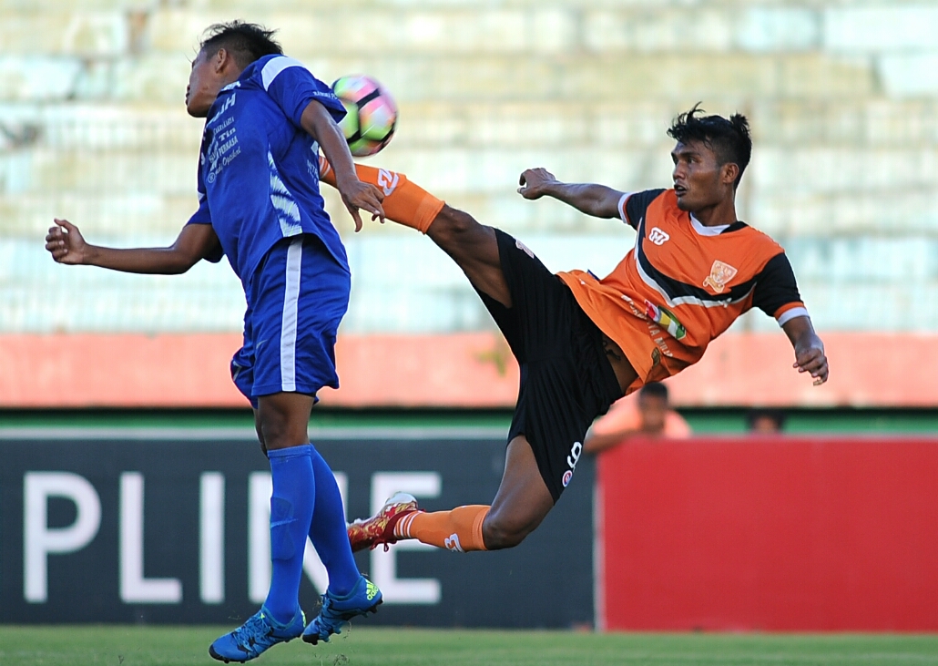 Penyerang PSIR Rembang Rudy Santoso melakukan tendagan salto melawan PS Timah Babel, 1-0. Foto:ngopibareng.id/tom 