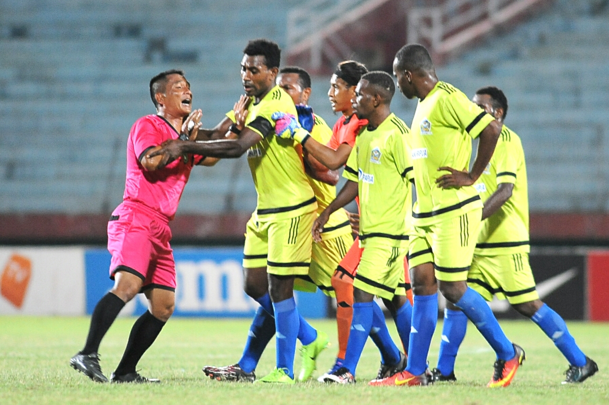 Pemain Yahokimo memburu wasit Juhandri dalam laga play off Liga 2 melawan Persik Kediri di Stadion Gelora Delta Sidoarjo, tadi malam. Foto: ngopibareng.id/tom
