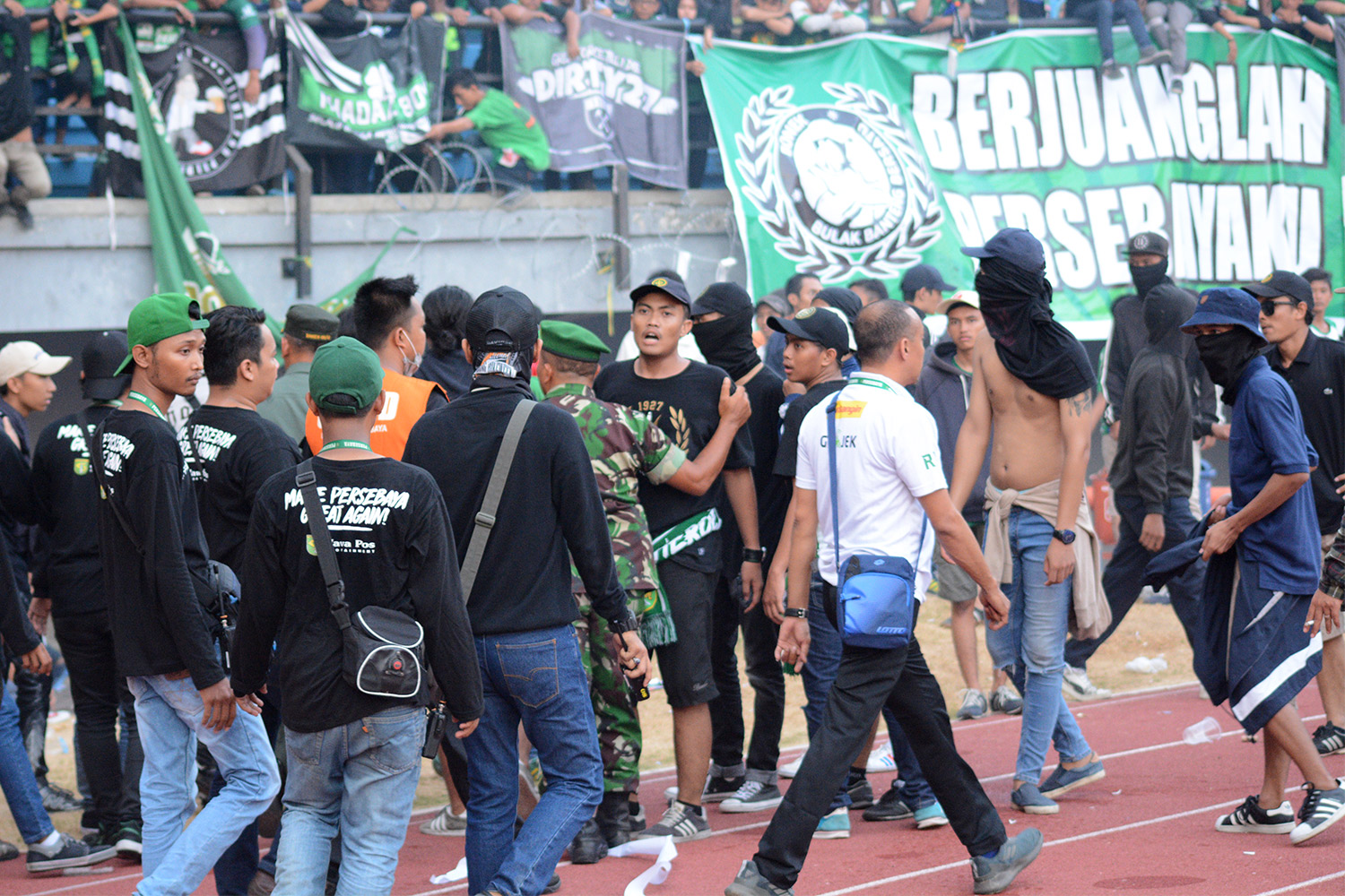 Aksi Bonek Mania pada pertandingan Persebaya vs Kalteng Putra, Kamis 12 Oktober 2017. (foto: ngopibareng) 