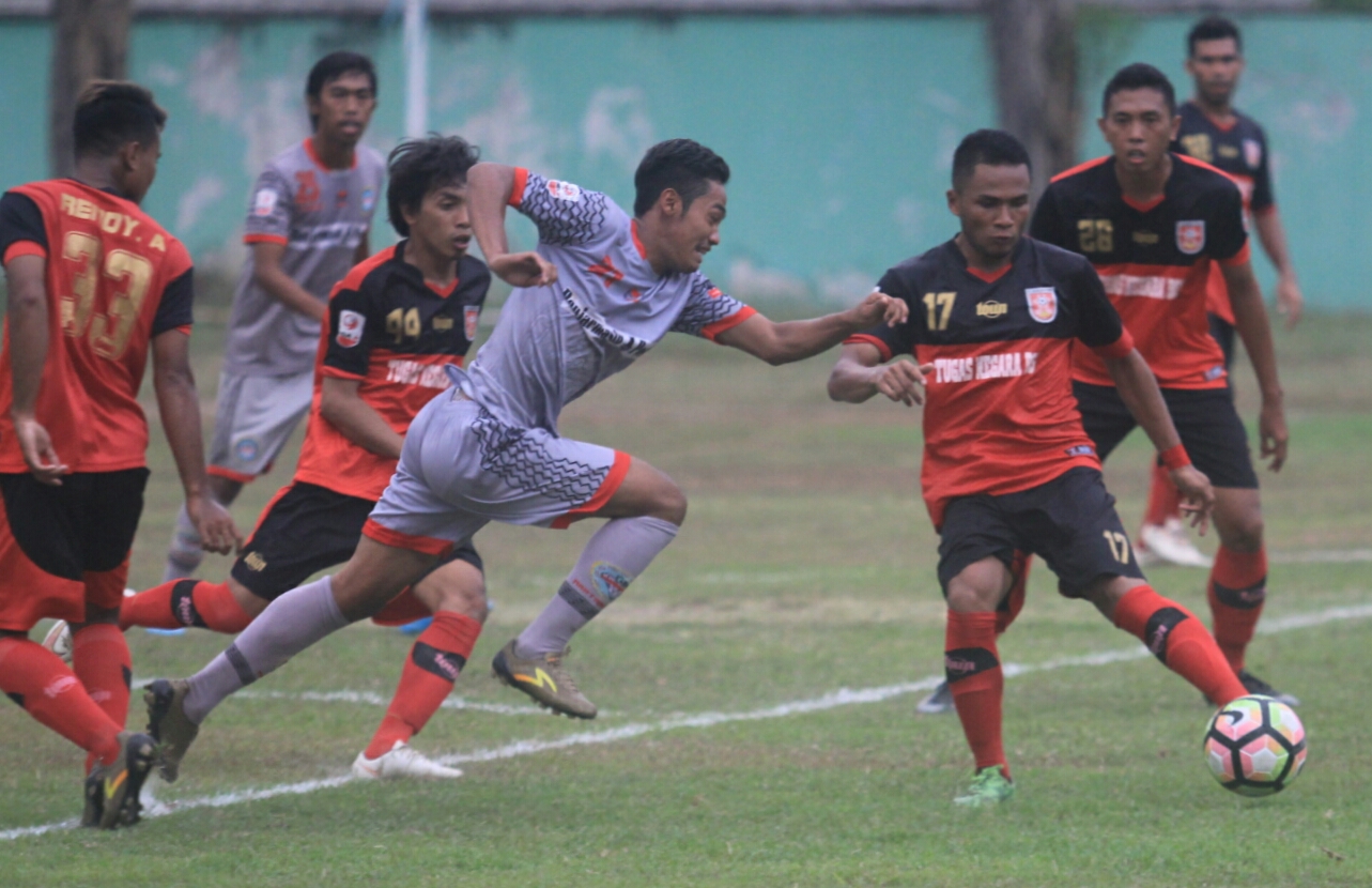 Pemain Martapura mencoba menerobos pertahanan Mojokerto Putra dalam laga terakhir babak 16 besar Liga 2. foto:ngopibareng.id/tom