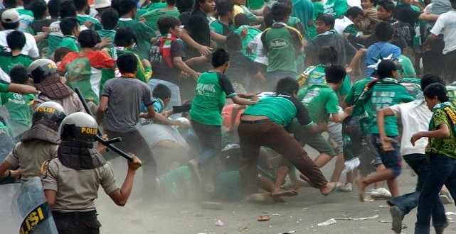 Aksi bentrok suporter PSMS Medan dan berbagai kerusuhan yang mewarnai Liga 2 kabarnya membuat PT LIB akan menggelar babak delapan besar di tempat netral. 