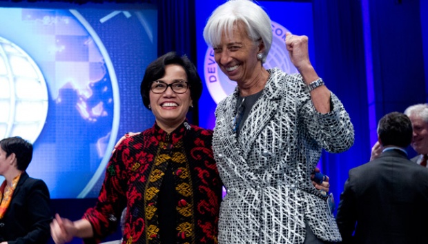 Direktur Pelaksana Dana Moneter Internasional (IMF) Christine Lagarde bersama Menteri Keuangan RI Sri Mulyani Indrawati. (Foto: AP/Jose Luis Magana)