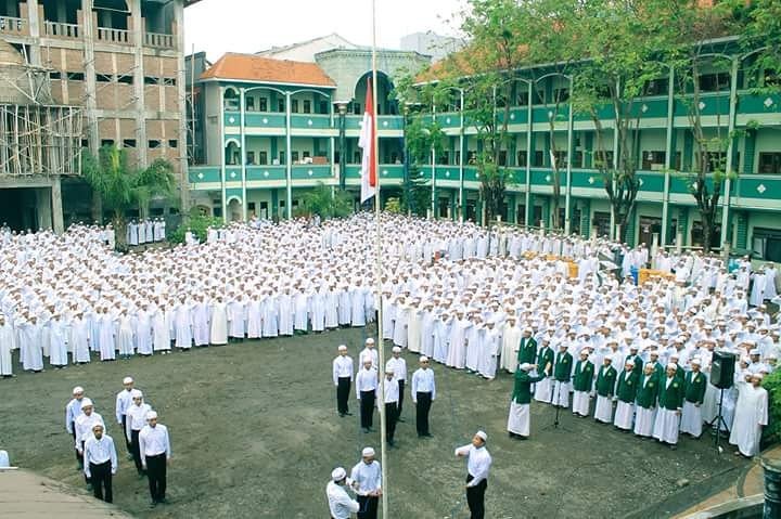 SANTRI: Upacara Proklamasi 17 Agustus 2017, diadakan di sebuah pesantren di Bangil, Pasuruan. (foto: ist)