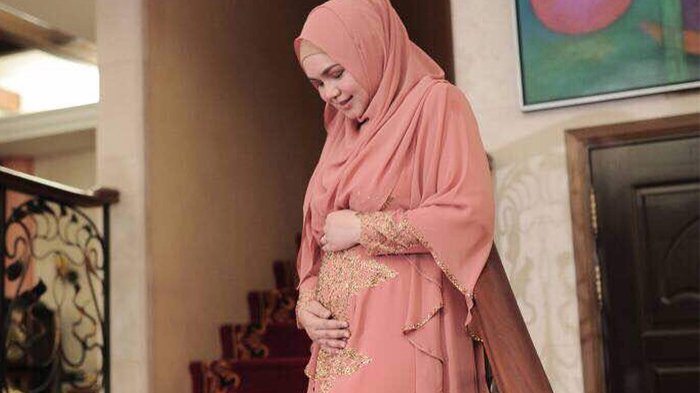 SUMIRINGAH: Wajah bahagia Siti Nurhaliza sedang hamil. (foto: ist)