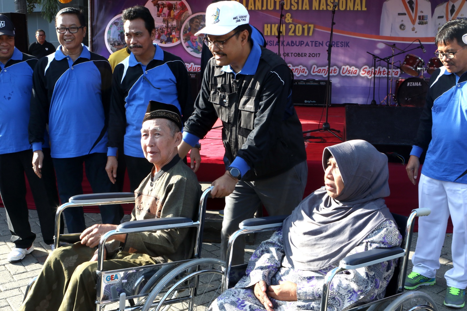 Gus Ipul hadir di Gebyar Lansia dalam rangka memperingati Hari Lansia Nasional dan Hari Kesehatan Nasional (HKN) 2017 Komda Lansia Kabupaten Gresik di Halaman Kantor Bupati Gresik, Sabtu, 14 Oktober 2017 pagi.
