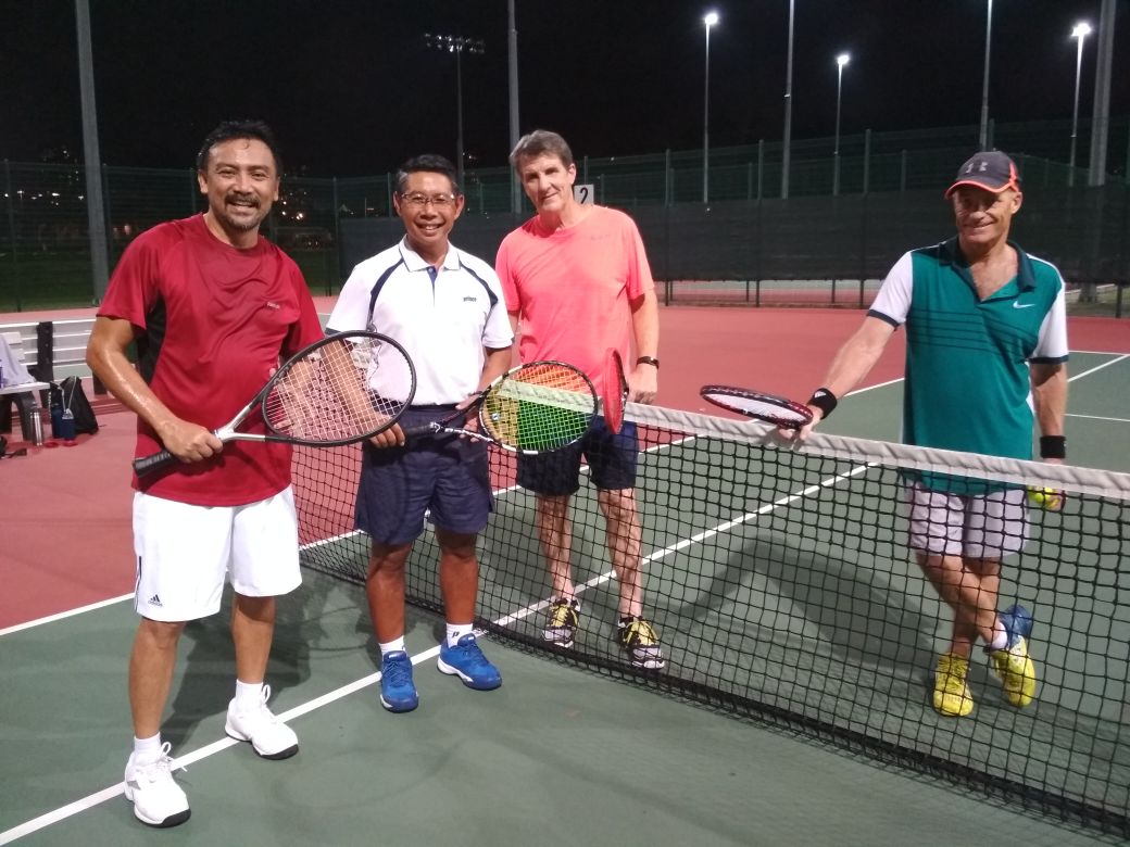 Andi Mallarangeng bersama dengan para petenis veteran asal Australia yang dikalahkan di babak semifinal. 