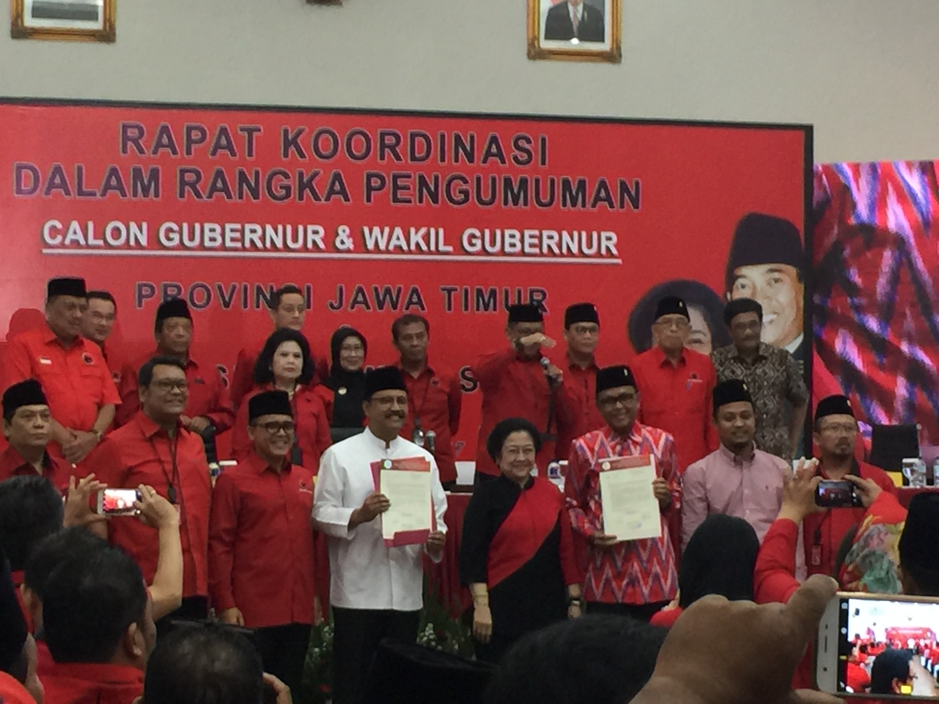 Ketum DPP PDIP Megawati Soekarnoputri foto bersama Cagub dan Cawagub Jawa Timur dan Sulawesi Selatan.