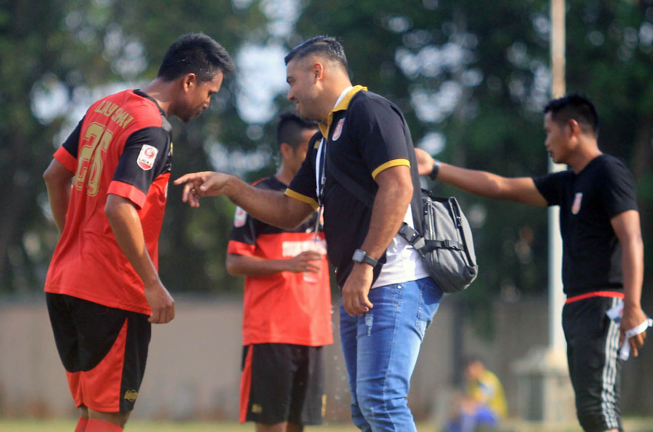 Danilo Fernando saat memberikan instruksi kepada Djayusman Triasdi dalam laga babak 16 besar Liga 2. foto:ngopibareng.id/tomy